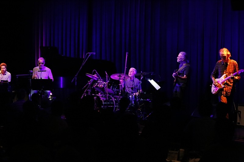 「自在にステージをコントロールしていく―　スティーヴ・ガッド・バンド・ジャパン・ツアー　大阪公演をレポート」1枚目/6