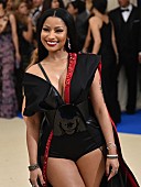 「ニッキー・ミナージュ、自身にそっくりな母親と【NYFW】のショーに出席」1枚目/1