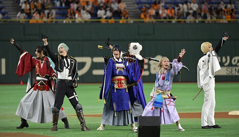刀剣男士たちが始球式に登場　東京ド－ムで舞い踊る