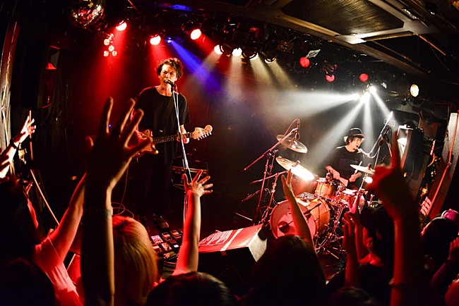 「キツネツキ（9mm菅原卓郎＆滝 善充）、ライブ映像を元に制作された「ふたりはサイコ」MV公開」1枚目/2