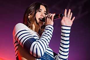 「デュア・リパ、上海公演でファンが会場スタッフから受けた扱いに涙」