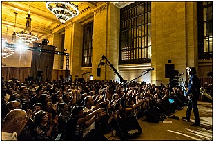 「ポール・マッカートニー、NYのスペシャル・ライブで新曲披露＆リパプールで撮影したMV公開」