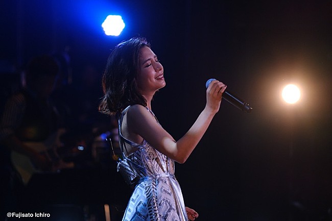 「May J.、全国ツアーで『ラ・ラ・ランド』『グレイテスト・ショーマン』『タイタニック』楽曲など披露」1枚目/3