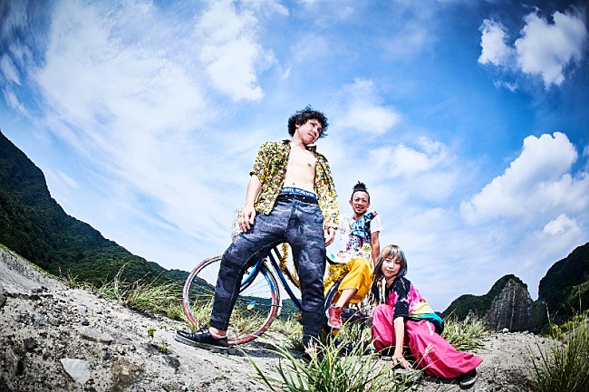 「モーモールルギャバン、壮大な空と大地を描くエネルギッシュな最新曲MV公開」1枚目/2