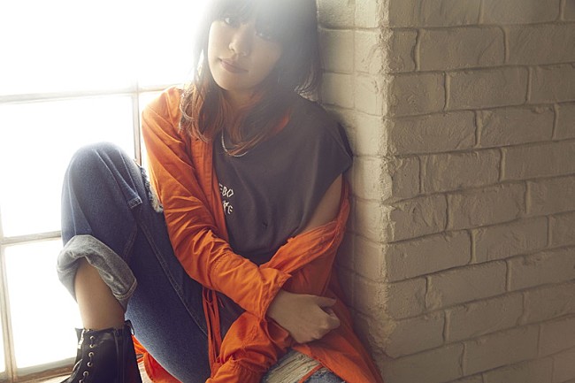 「大城美友、メジャーデビュー作より「オレンジバタフライ」沖縄ロケMV公開」1枚目/4