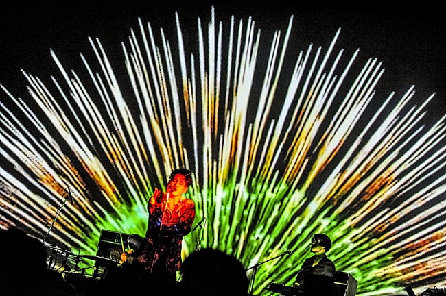 「yahyel、アジア・ツアー最終公演で圧巻のパフォーマンス＆コムアイ（水曜日のカンパネラ）も登場」1枚目/6