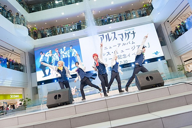「アルスマグナ、上着を脱いだ“グループ始まって以来のセクシー曲”で会場大はしゃぎ」1枚目/13
