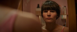 「『負け犬の美学』場面写真が公開、【サマソニ2015】出演仏エレクトロ・デュオのシンガーが夫の妻役を熱演」