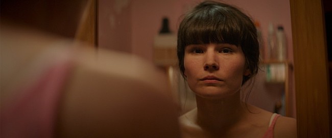 「『負け犬の美学』場面写真が公開、【サマソニ2015】出演仏エレクトロ・デュオのシンガーが夫の妻役を熱演」1枚目/2