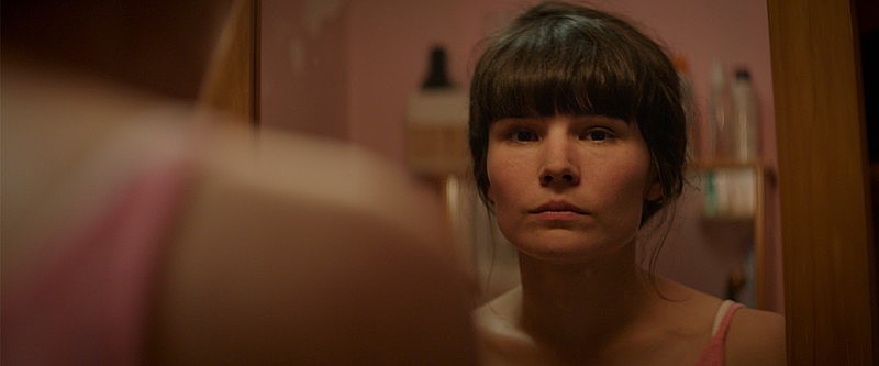 「『負け犬の美学』場面写真が公開、【サマソニ2015】出演仏エレクトロ・デュオのシンガーが夫の妻役を熱演」1枚目/2