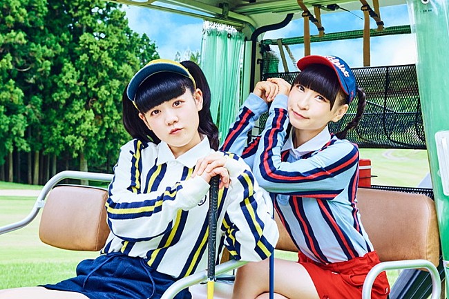 「藤咲彩音（でんぱ組.inc）＆ 星野にぁ（妄キャリ）、ユニット新曲MVで「グリーンマン」を追いかける」1枚目/9