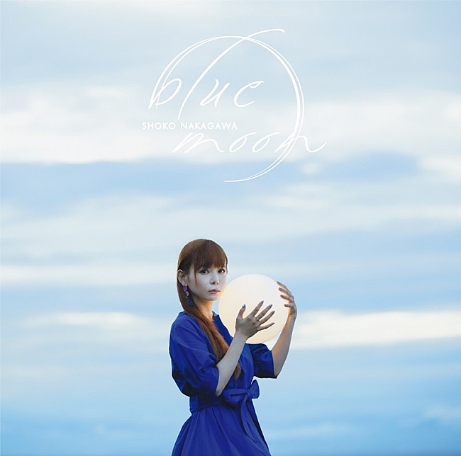 「中川翔子、奇跡的な雨上がりに撮影された新SG『blue moon』アートワーク公開」1枚目/4