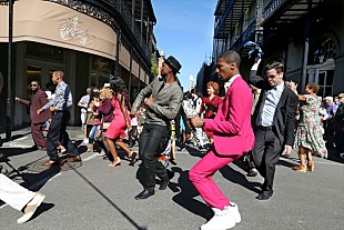 「アロー・ブラックが全米を旅する『アメリカン・ミュージック・ジャーニー』予告編公開」