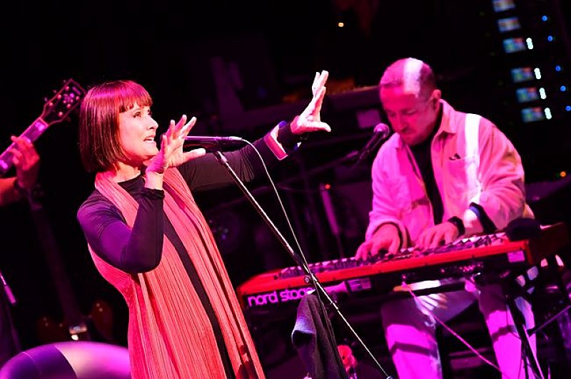 「鮮やかなヴィジュアルとシックなサウンドが織りなすスウィング・アウト・シスターのステージ。深まりゆく秋の空気とシンクロする歌に酔い痴れる宵」1枚目/5