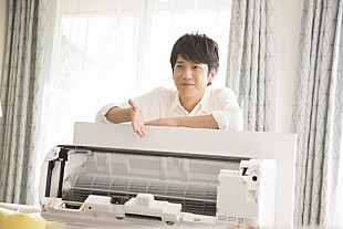 「二宮和也出演の新CMが10/14よりスタート、赤ちゃんになりきるシーンも」