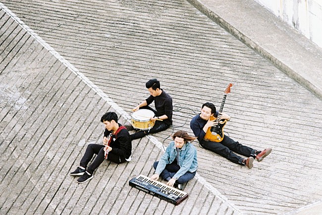 「世界中でツアーを敢行してきたザ・ドライバーズ、ニュー・アルバム発売＆Walkingsら迎えリリース・パーティ」1枚目/2