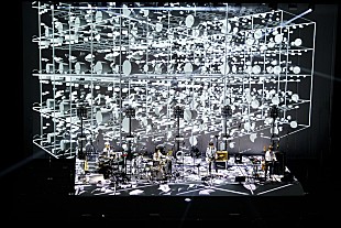 「コーネリアス、東京国際フォーラム公演レポート　ライブ・バンドとビジュアル表現の融合における最先端を体感」