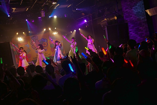 「神宿、全国ツアー初日にヴィレヴァンとのコラボ衣装を初披露」1枚目/24