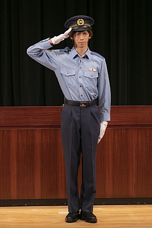 「超特急リョウガ、一日警察署長として振りつけで鍛えられた凛々しい敬礼」