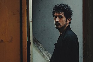 「平井堅、10年間未発表のバラード「half of me」MVで“半分に遮られた世界”を表現」