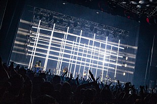 「HYUKOH、新作を引っさげた来日ツアーが超満員で終了　斬新な照明演出にも注目」