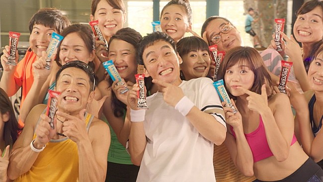 「草なぎ剛、運動着姿ではっちゃけたダンス『1本満足バー』新TVCM＆インタビューを公開」1枚目/2