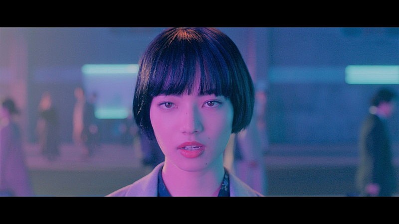 JUJU、小松菜奈が出演する新曲「メトロ」MV公開