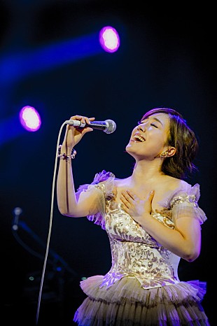 「平原綾香、歌い手としての進化＆成長を見せた15周年記念ツアー最終公演」