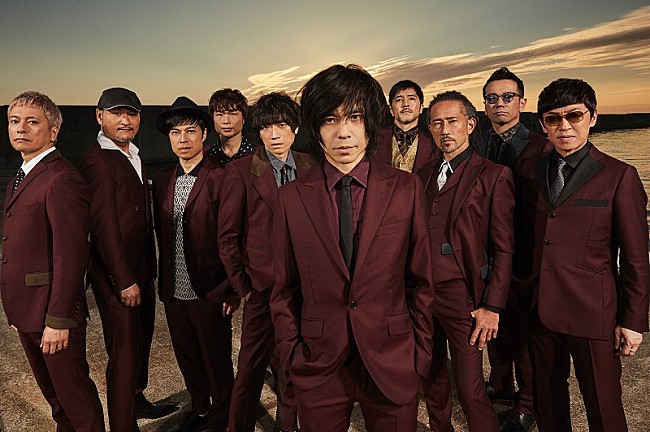 「スカパラ×宮本浩次、夕陽をバックに揃いのスーツを身に纏った最新ビジュアル公開」1枚目/4