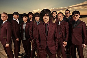 スカパラ×宮本浩次、夕陽をバックに揃いのスーツを身に纏った最新