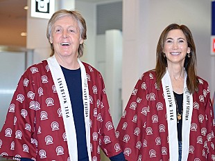 「ポール・マッカートニー、７度目の日本ツアーに向け来日、「日本に戻ってこられて嬉しいよ。サイコー！」」