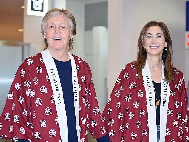 「ポール・マッカートニー、７度目の日本ツアーに向け来日、「日本に戻ってこられて嬉しいよ。サイコー！」」1枚目/4