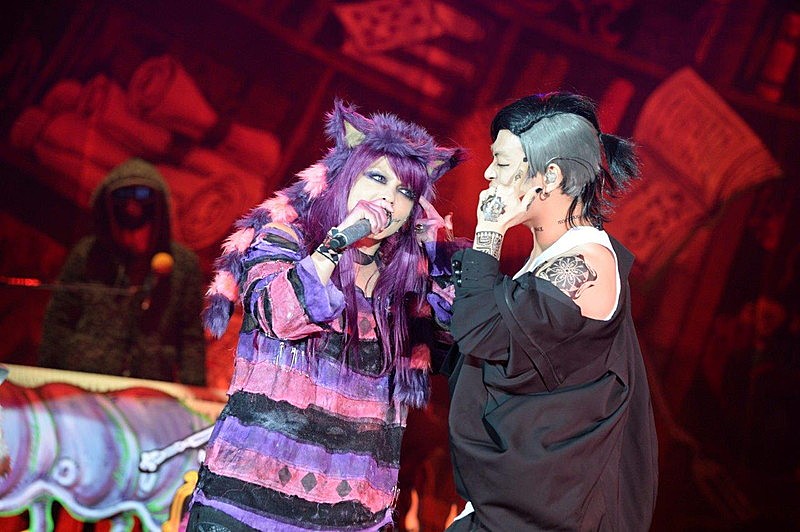 Hyde主宰のハロウィン パーティ初日 Hydeはセクシーなチェシャ猫で安室奈美恵を熱唱 Daily News Billboard Japan