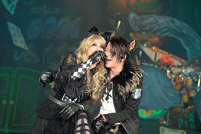 「HYDE主宰のハロウィン・パーティ2日目、HYDEは可愛すぎるアリス姿でTERU（GLAY）とデュエット」1枚目/26