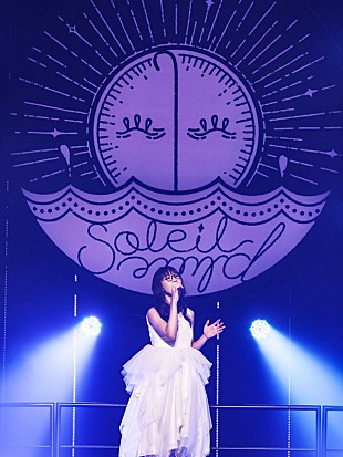 「Aimer、全国ホールツアー初日にニュー・シングルのリリースを発表」