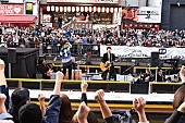 「コブクロ、大阪・道頓堀での『ベストヒット歌謡祭』船上ライブ収録に5,000人が騒然」1枚目/3