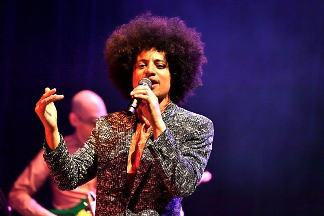 「ホセ・ジェイムズによるビル・ウィザーズへのトリビュートライブが開催、レポートが到着」1枚目/15