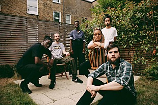 「サックス奏者ヌビア・ガルシアを中心とした6人組バンド“マイシャ”がライブ映像を公開」