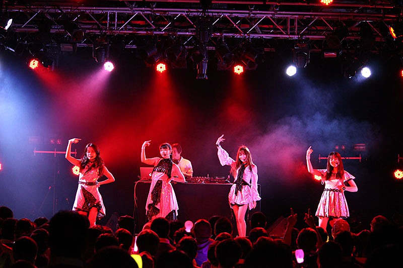 【ライブ写真公開】パフォーマンスガールズユニット、9nineが人気DJ“DE DE MOUSE”とのコラボステージを披露 