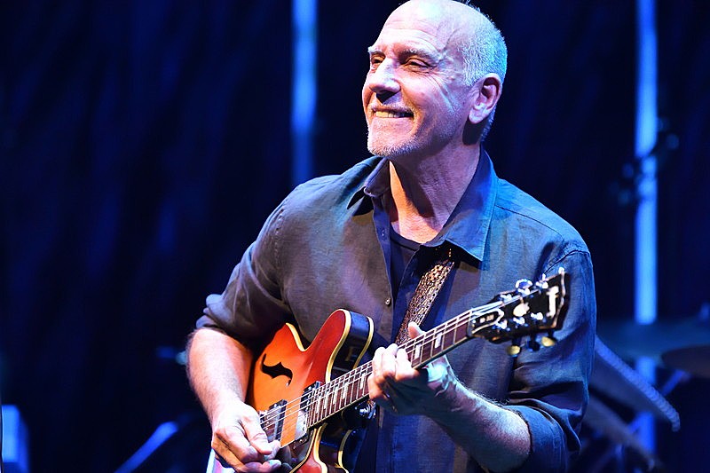 異なるアングルからのジャズへのアプローチ――　70歳のラリー・カールトンが振り返る“豊潤なキャリア”を間近で堪能するスペシャル・ステージ