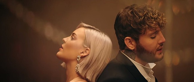 「アン・マリー＆ジェイムス・アーサーによる「リライト・ザ・スターズ」MV公開、キアラ・セトルの再来日も決定」1枚目/2