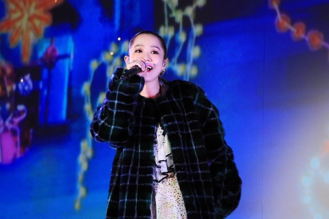 「西野カナ、ユニバーサル・スタジオ・ジャパンにサプライズ登場　『天使のくれた奇跡』ステージでスペシャル・ライブ開催」1枚目/6