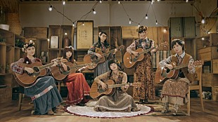 「BiSHがソフトバンクのプロモ動画に出演、6ジャンルのオリジナル・ソングを歌う」