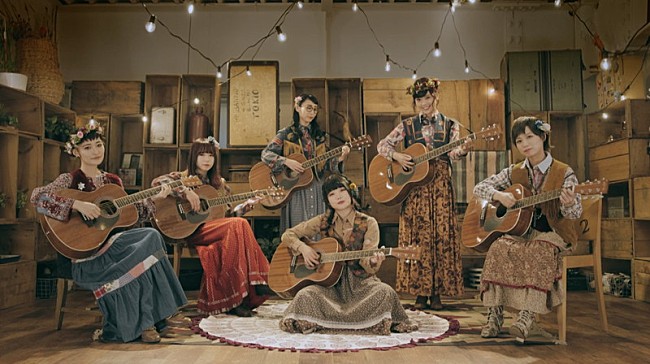 「BiSHがソフトバンクのプロモ動画に出演、6ジャンルのオリジナル・ソングを歌う」1枚目/6