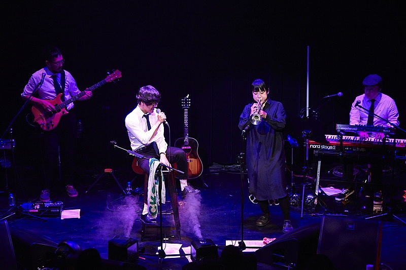 クラウド・ルー、2ステージ異なるテーマで披露されたクラブ公演が終了　ファンファン（くるり）もゲスト参加しツアー・ファイナルにふさわしい舞台に 