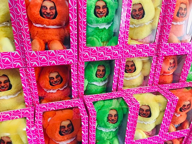 「エイフェックス・ツインのポップアップストア、12月に原宿で2日間限定オープン」1枚目/11