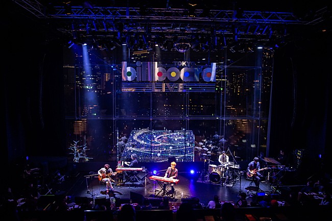 「NELL、韓国を代表するロック・バンドがアコースティック・セットで表現した繊細さと壮大さ――会場を極上の歌声とサウンドで包み込んだ美しきステージ」1枚目/4