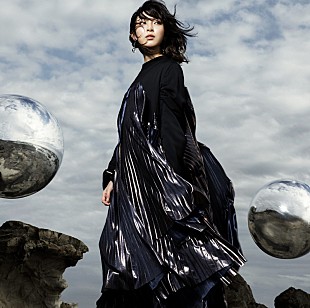 「家入レオ、球体でも表現された“世界”が印象的なアートワーク公開」