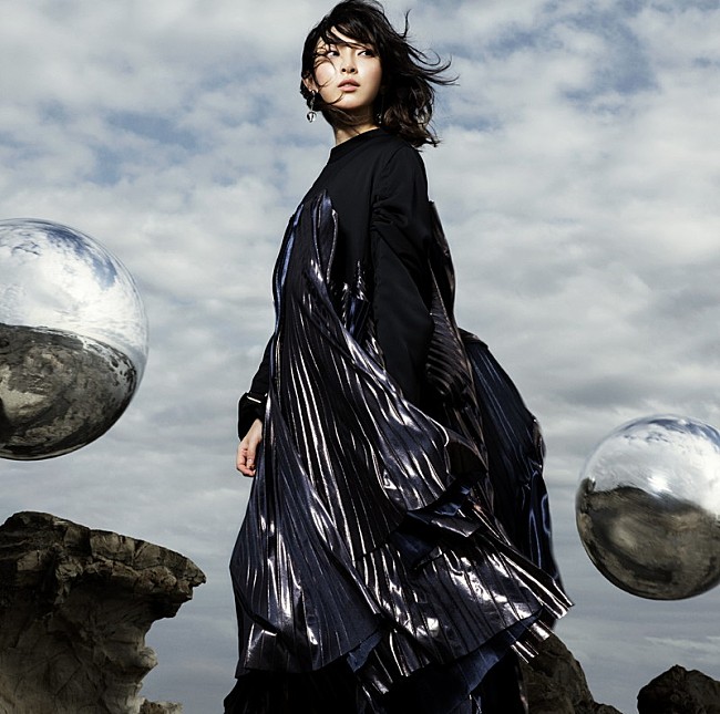 「家入レオ、球体でも表現された“世界”が印象的なアートワーク公開」1枚目/4