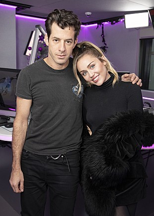 「マーク・ロンソン、コラボ実現のためにマイリー・サイラスを4年間〇〇したと語る」